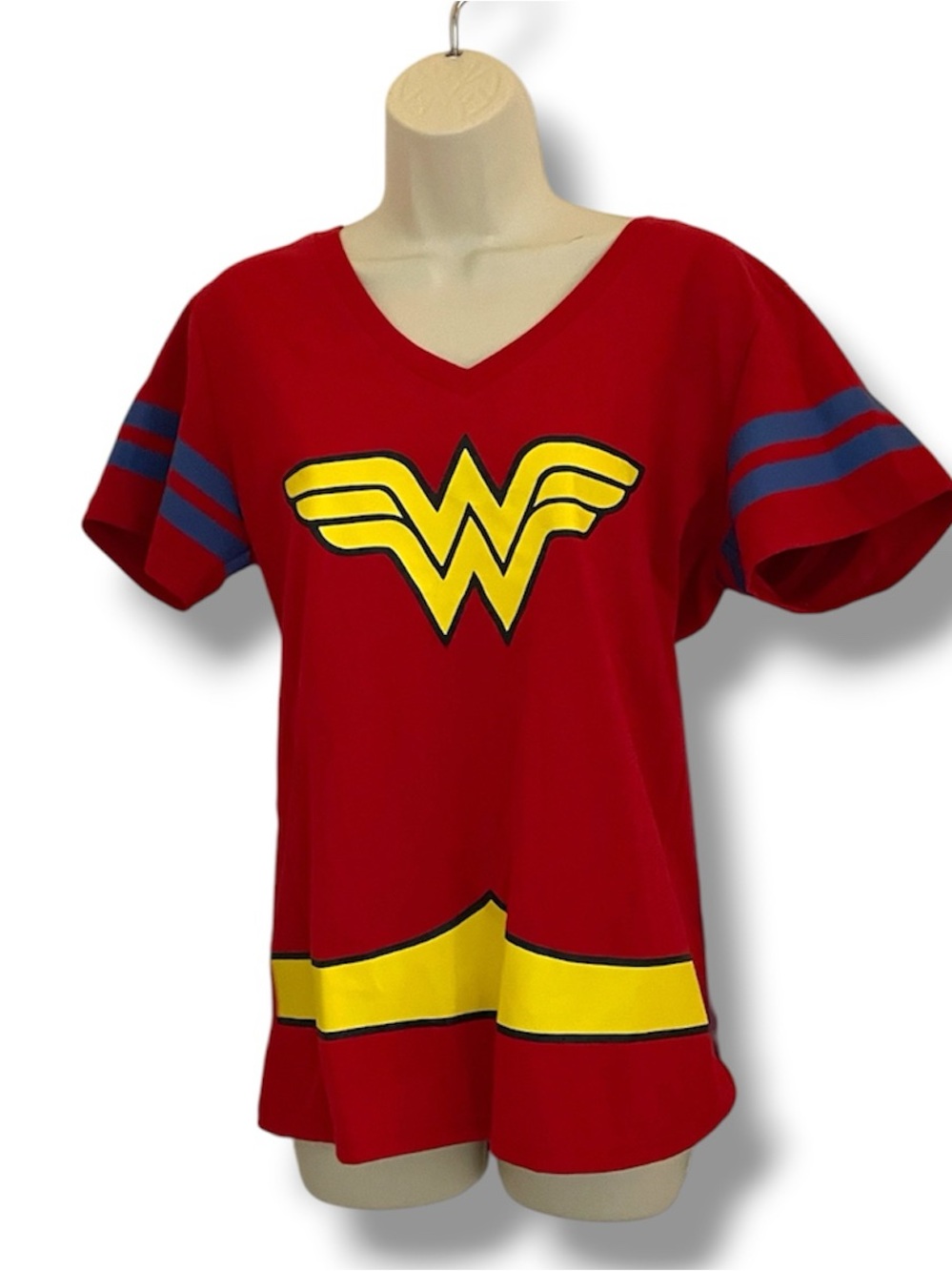 Wonder Woman Red Graphic V-Neck Tee with Cape XL - fits like a Medium